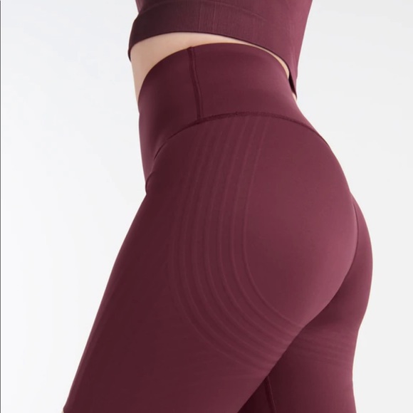 BNWT HiTouch™️ High Rise Short - colour rosewood - Picture 2 of 9